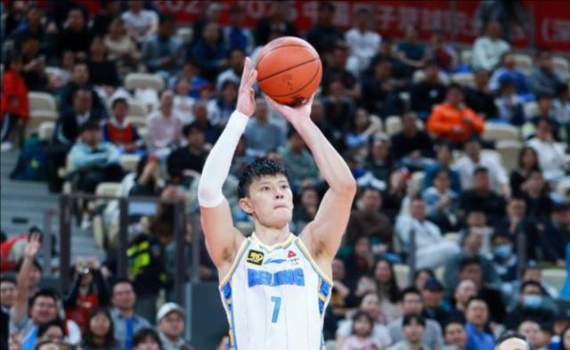 星空体育-CBA丨许利民：曾凡博争取下场复出，赵睿腰伤不算严重